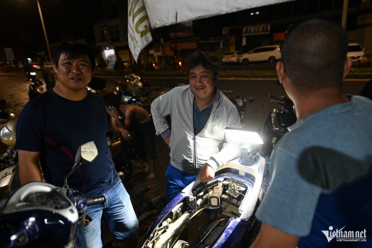 Xe của anh Nguyễn Tiến Vinh, sau khi cắm bình ắc-quy, vẫn khởi động được, lượng xăng pha nước được đưa ra ngoài. Anh cho biết, mang xe tới từ sáng nhưng tới tối mới tới lượt. Trong 4 chiếc xe của gia đình, chỉ 2 chiếc nổ máy được, còn lại phải chờ thay phụ tùng, ước tính chi phí sửa mỗi xe 1–3 triệu đồng.