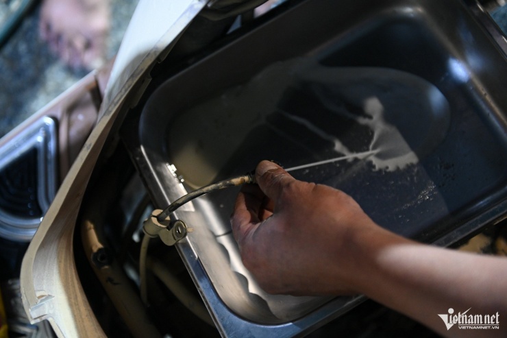 Về kỹ thuật, thợ sẽ tháo bô, vệ sinh nước và kiểm tra bình xăng. Nếu nước chưa vào bình, xe vẫn có thể khởi động, còn nếu đã vào, phụ tùng sẽ được tháo ra kiểm tra toàn bộ.