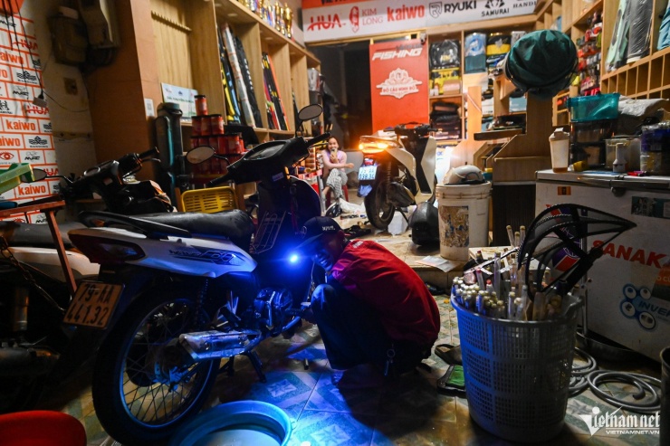 Gia đình anh Hiếu trên đường 23 tháng 10 gọi thợ tới kiểm tra xe trực tiếp tại nhà.