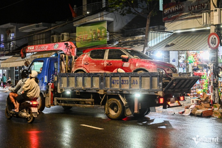 Tối muộn, xe tải, xe cẩu tấp nập đưa ô tô bị ngập về xưởng sửa chữa để kiểm tra và thay thế những bộ phận hư hỏng.