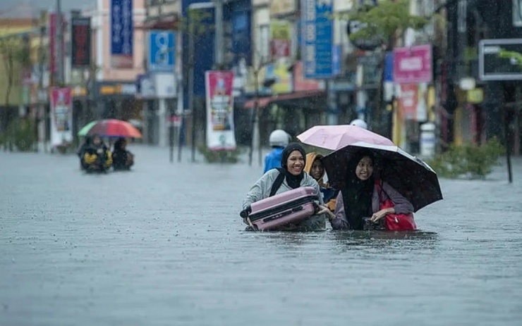 Hơn 11.000 người tại 7 bang của Malaysia bị ảnh hưởng. Ảnh: Bernama