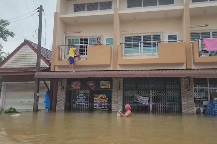 Nước lũ ngập sâu đến ngực tại huyện Hat Yai, tỉnh Songkhla. Ảnh: Bangkok Post