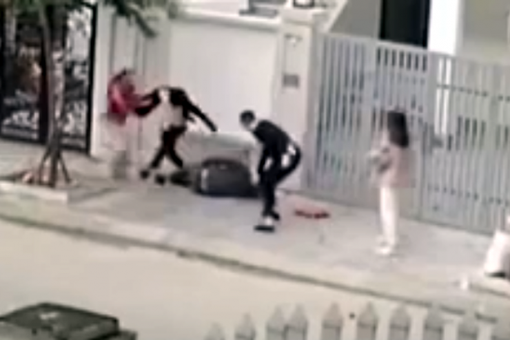 Hai người đàn ông hành hung nạn nhân. Ảnh: Cắt từ clip