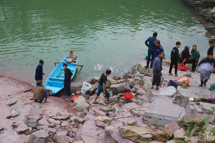 Những ngày gần đây, sau khi hồ Kẻ Gỗ (xã Cẩm Duệ, tỉnh Hà Tĩnh) ngừng xả lũ, hàng chục người dân vùng hạ du đã mang thuyền gỗ hoặc dùng săm ôtô làm phao để chèo ra khu vực tràn Dốc Miếu, rộng khoảng 2.000 m², thả lưới đánh bắt cá.