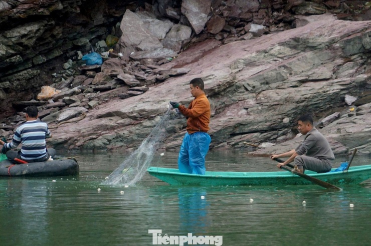 Mực nước tại tràn Dốc Miếu sâu từ 6–8 m, nước trong xanh, xung quanh được bao bọc bởi rừng cây và những triền đá gồ ghề.