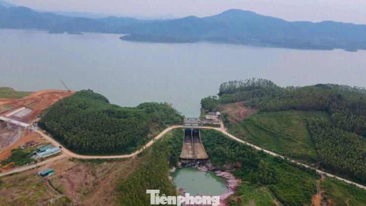 Hồ Kẻ Gỗ có sức chứa hơn 300 triệu m³ nước, là một trong những công trình hồ đập lớn nhất của cả nước. Nguồn nước từ hồ được dẫn theo hệ thống kênh chính dài 250 km, cung cấp tưới tiêu cho hơn 21.000 ha đất sản xuất nông nghiệp thuộc các xã trước đây của huyện Cẩm Xuyên, Thạch Hà và TP Hà Tĩnh cũ...