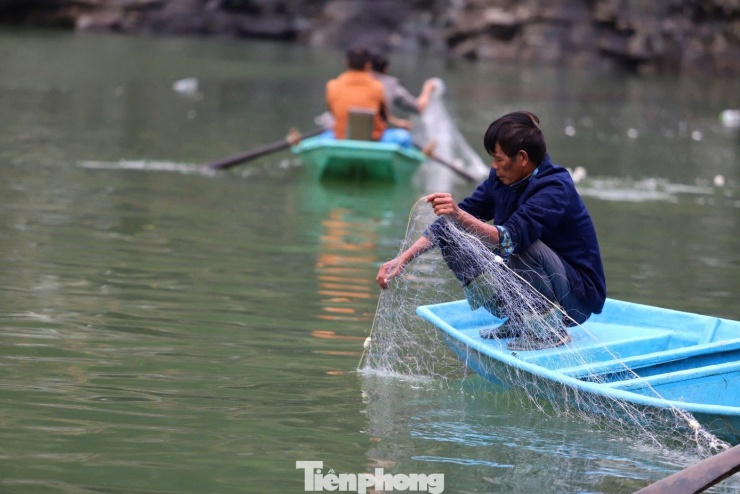 Tận dụng lúc hồ vừa dừng xả, người dân đem theo thuyền, lưới và cần câu ra khu vực chân tràn có mực nước sâu để đánh bắt. Họ chèo thuyền ra giữa dòng, nơi cá theo dòng nước từ hồ đổ xuống thường tụ lại, rồi thả lưới hoặc buông câu để bắt cá.