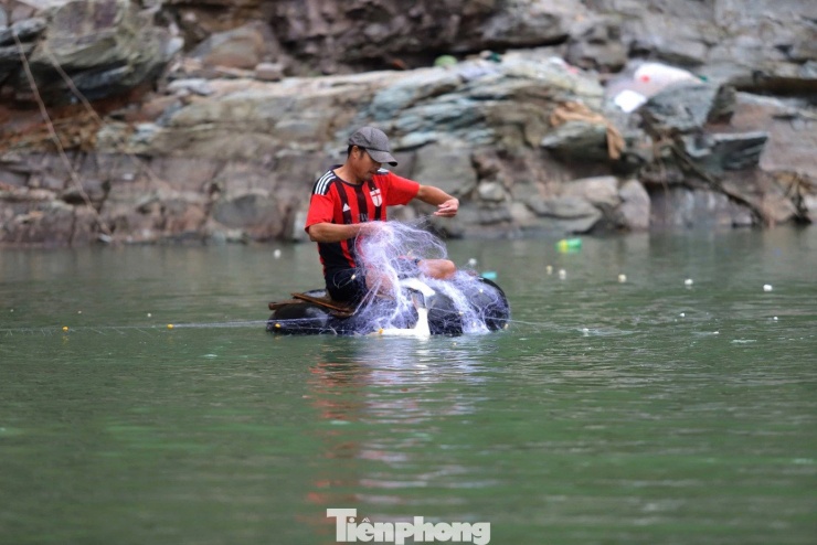 Hằng năm, các cơ quan chức năng đều thả nhiều loại cá vào hồ Kẻ Gỗ nhằm phục hồi và phát triển nguồn lợi thủy sản. Mỗi khi hồ xả lũ, cá theo dòng nước chảy xuống và tập trung tại vùng nước sâu gần 8 m dưới chân tràn Dốc Miếu.