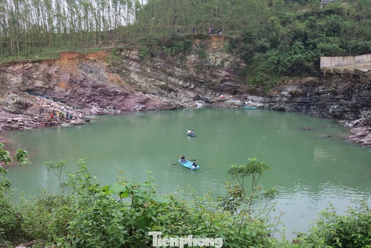 Người dân chèo thuyền ra giữa khu vực này, dùng lưới hoặc cần câu thả xuống dòng nước sâu để đánh bắt cá, tận dụng thời điểm cá từ hồ theo dòng chảy tụ lại dưới chân tràn.