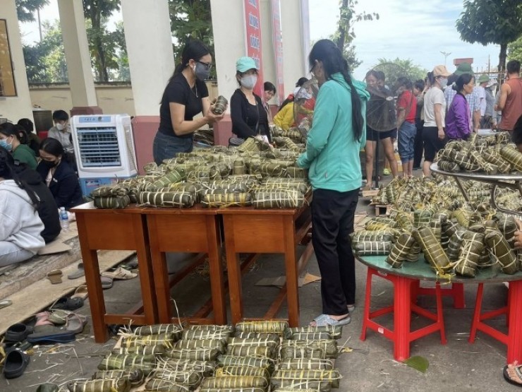 Cả xã thức xuyên đêm nấu 15 nồi bánh chưng, vội vã đóng hàng gửi bà con vùng lũ