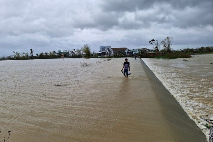 Gia Lai họp khẩn, yêu cầu sơ tán dân trong đêm vì nước sông dâng cao