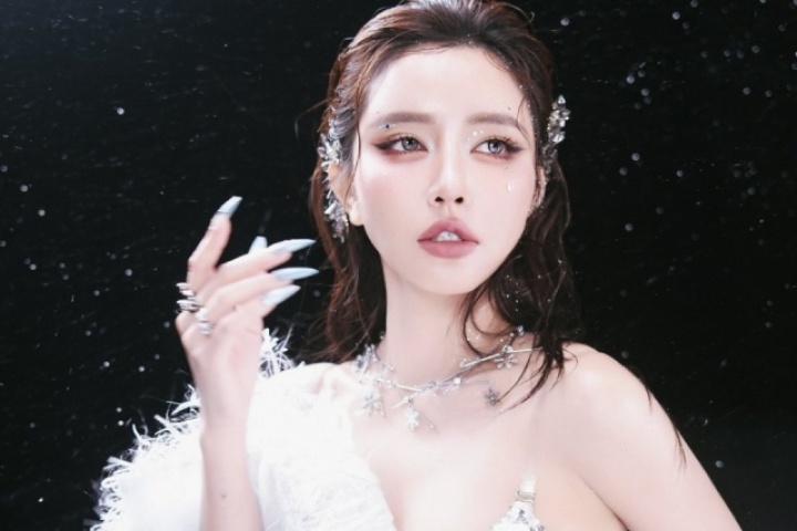 Ảnh sao 24/11: Bích Phương khoe body quyến rũ