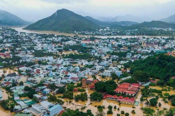 Mưa lũ cực đoan phơi bày lỗ hổng vận hành hồ thủy lợi, thủy điện