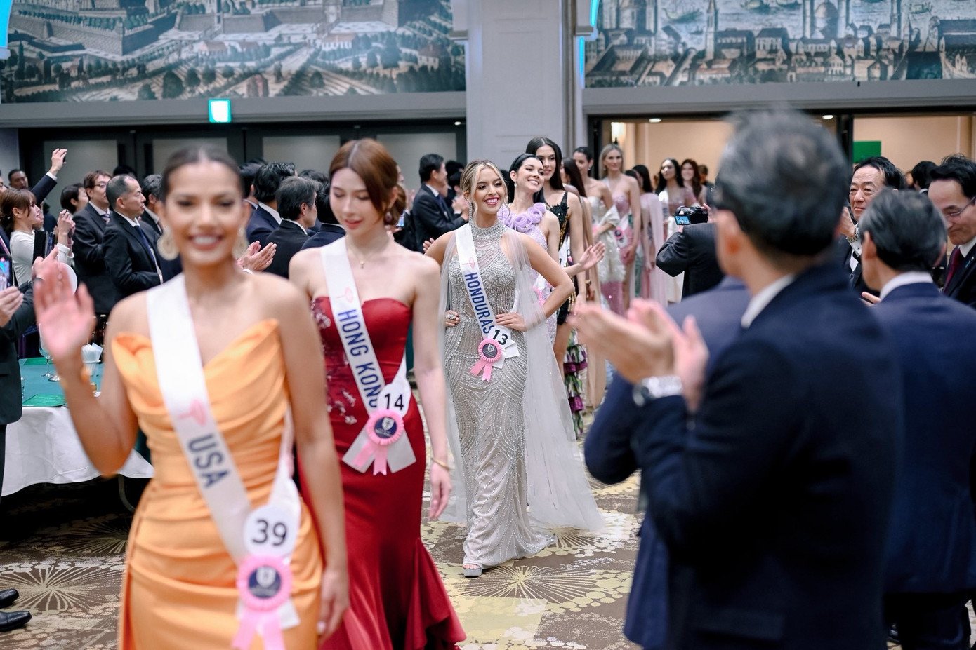 Ngày 21/11, Hoa hậu Thanh Thủy và các thí sinh Hoa hậu Quốc tế 2025 tham gia buổi tiệc chào mừng tại Niigata, Nhật Bản. Đương kim Hoa hậu Quốc tế Huỳnh Thị Thanh Thủy diện bộ váy lệch vai màu đỏ khi dự tiệc.