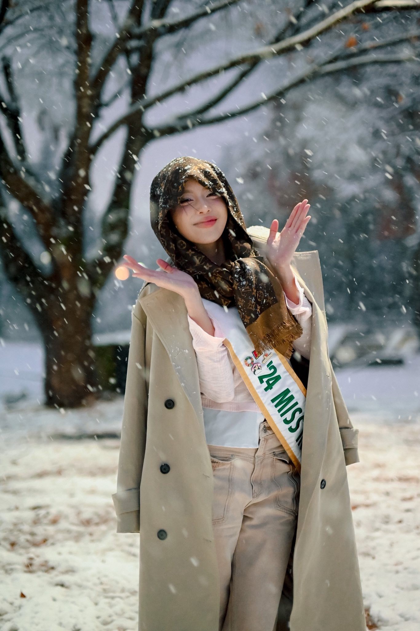 Thanh Thủy và các thí sinh thích thú ngắm tuyết rơi ở Nhật Bản. Tham gia Hoa hậu Quốc tế, các thí sinh được trải nghiệm những cảnh đẹp, ẩm thực và văn hóa truyền thống đặc sắc.