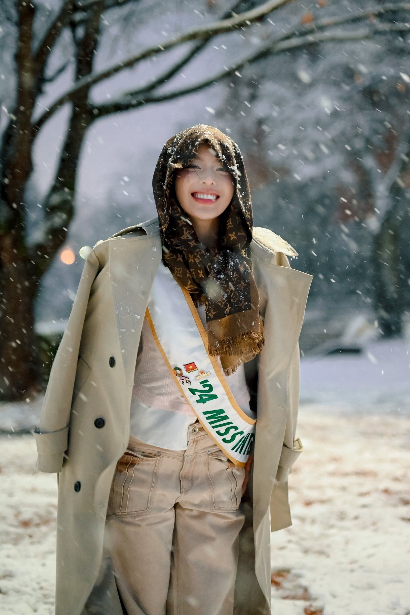 Thanh Thủy và các thí sinh thích thú ngắm tuyết rơi ở Nhật Bản. Tham gia Hoa hậu Quốc tế, các thí sinh được trải nghiệm những cảnh đẹp, ẩm thực và văn hóa truyền thống đặc sắc.