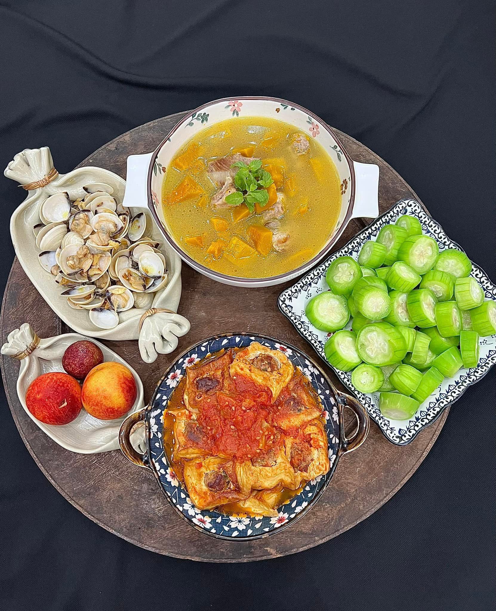 Đậu nhồi thịt xốt cà chua - Ngao xào bơ tỏi - Canh xương nấu bí - Mướp hương luộc