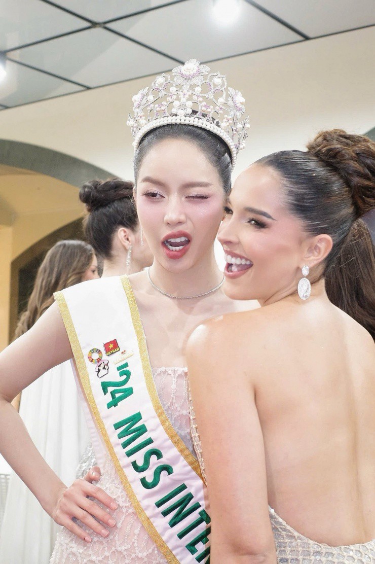 Thanh Thủy hội ngộ Hoa hậu Quốc tế 2023 Andrea Rubio trong các hoạt động ở Nhật Bản. Andrea Rubio đang có mặt ở Nhật Bản với vai trò giám khảo, MC cho các sự kiện của cuộc thi. Cô ghi điểm với phong thái sang trọng, cách ăn nói duyên dáng.