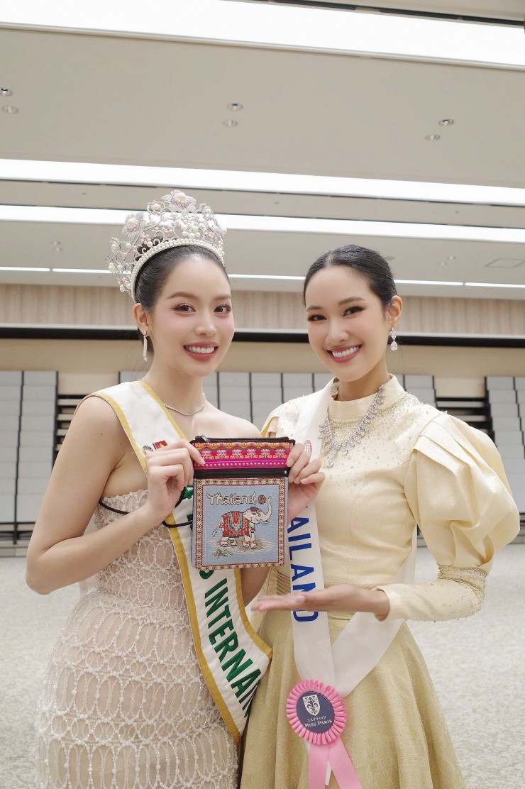 Thanh Thủy hội ngộ Hoa hậu Quốc tế 2023 Andrea Rubio trong các hoạt động ở Nhật Bản. Andrea Rubio đang có mặt ở Nhật Bản với vai trò giám khảo, MC cho các sự kiện của cuộc thi. Cô ghi điểm với phong thái sang trọng, cách ăn nói duyên dáng.