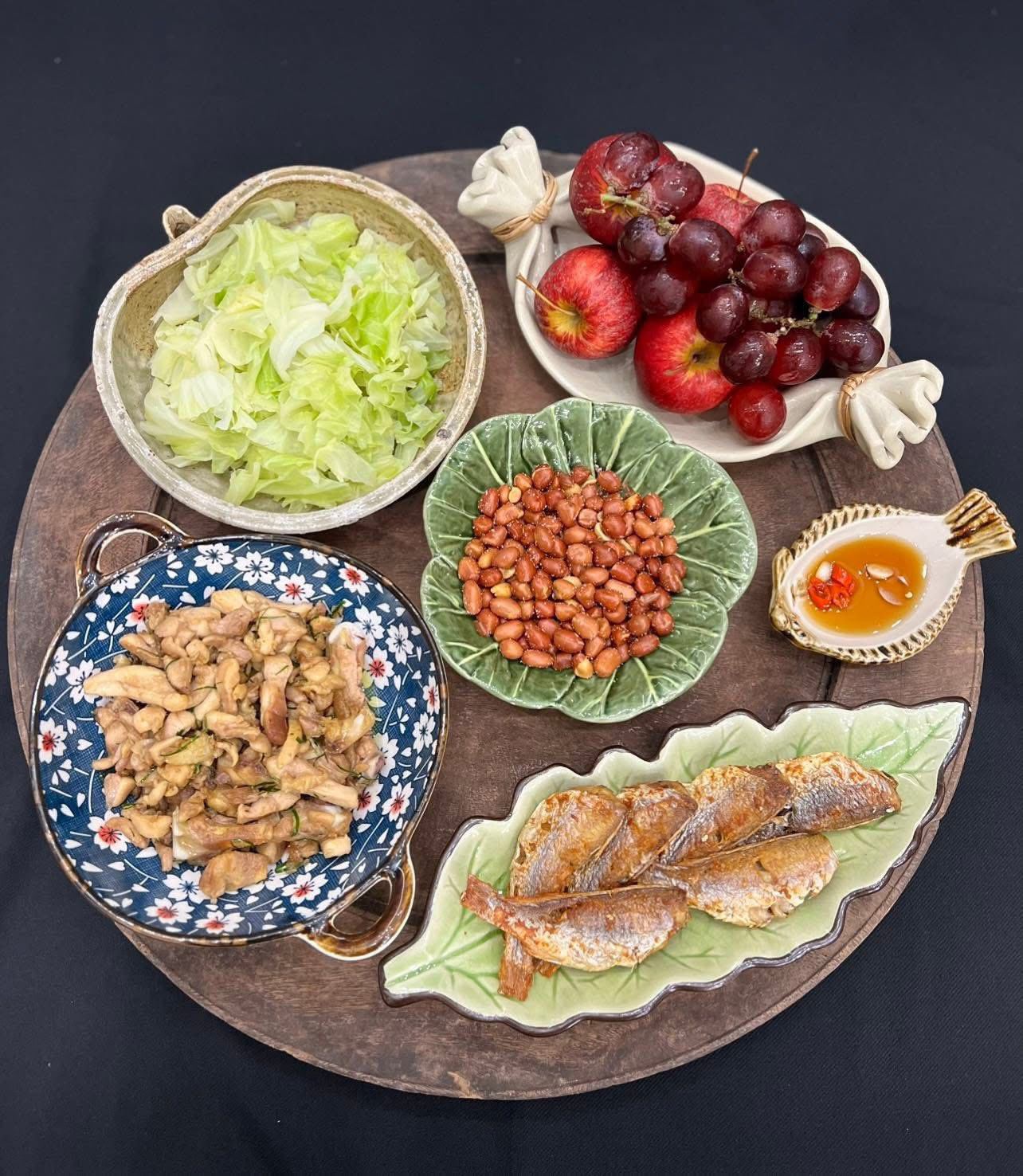 Thịt gà rang lá chanh - Cá rán - Lạc rang - Rau bắp cải luộc