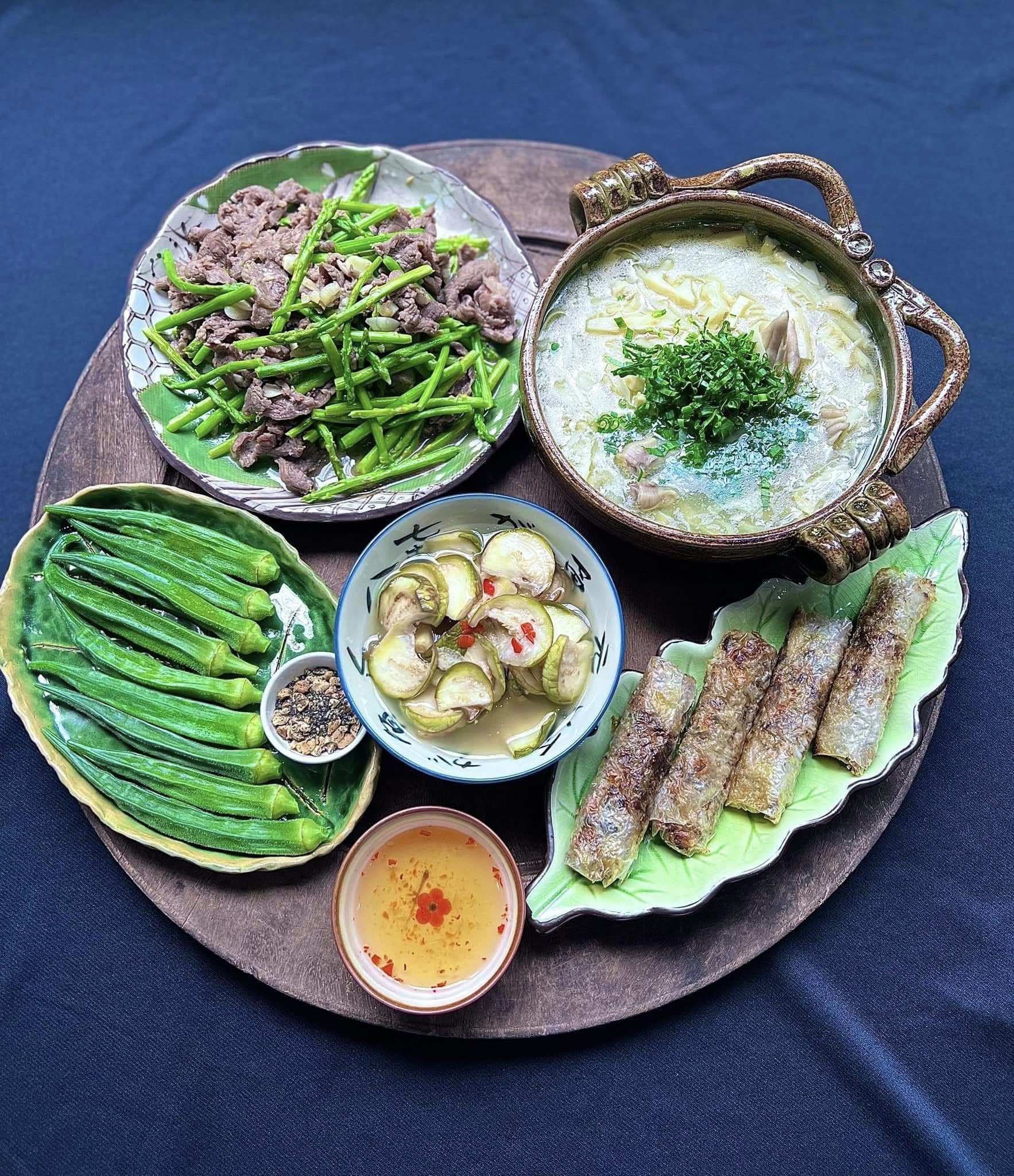 Nem rán - Thịt bò xào măng tây - Canh măng - Đậu bắp luộc