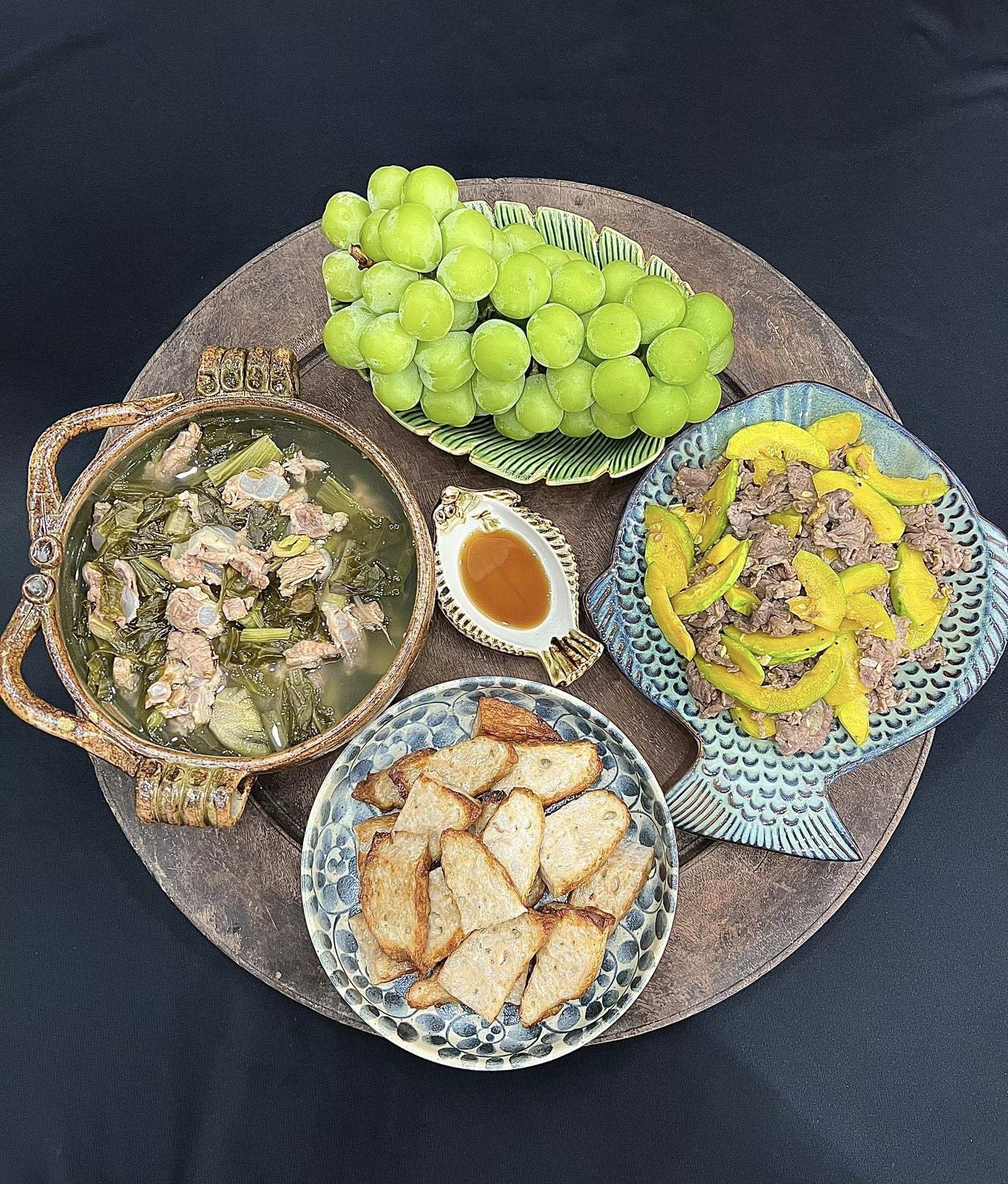 Canh dưa chua nấu sườn sụn - Thịt bò xào bí - Chả mỡ nướng