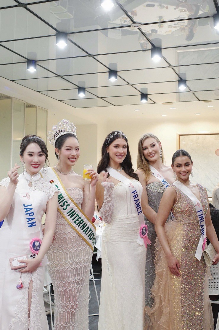 Sân vận động quốc gia Yoyogi có sức chứa 13.291 người với 9.079 chỗ ngồi tại khán đài, 4.124 chỗ ngồi tại sân vận động và 88 chỗ ngồi thuộc khu hoàng gia.