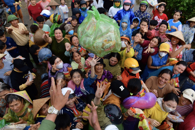 Hàng nghìn người ở rốn lũ Hòa Thịnh, Đăk Lăk xếp hàng nhận lương thực, đồ dùng thiết yếu do các đơn vị, tổ chức thiện nguyện chuyển tới, sáng 23/11. Ảnh: Thanh Tùng