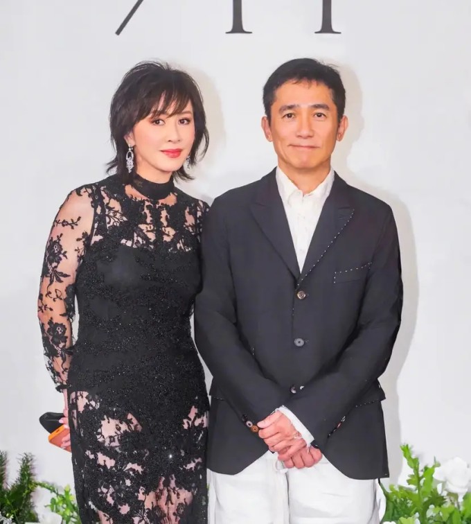 Trên trang cá nhân, Lưu Gia Linh đăng ảnh cô và chồng tham dự đám cưới của một người bạn, kèm theo chú thích: 'Chúc mừng Justin & Tingting, chúc mừng Margaret & David!'.