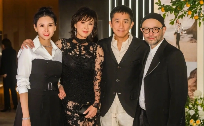 Vợ chồng Lưu Gia Linh chụp hình cùng vợ chồng Khâu Thục Trinh. Cô dâu Trầm Đình Đình là cháu gái của Trầm Gia Vỹ - chồng Khâu Thục Trinh. Cô dâu và chú rể đều là người thừa kế của các tập đoàn lớn, nên hôn lễ có sự hiện diện của dàn khách mời thượng lưu như: Chung Trấn Đào – Phạm Khương, Trương Ngải Gia – Vương Tĩnh Hùng, Lâm Tuệ Tinh – Vương Vĩ Trung, Quan Chi Lâm, Viên Vịnh Nghi, Chu Vấn Kỳ...