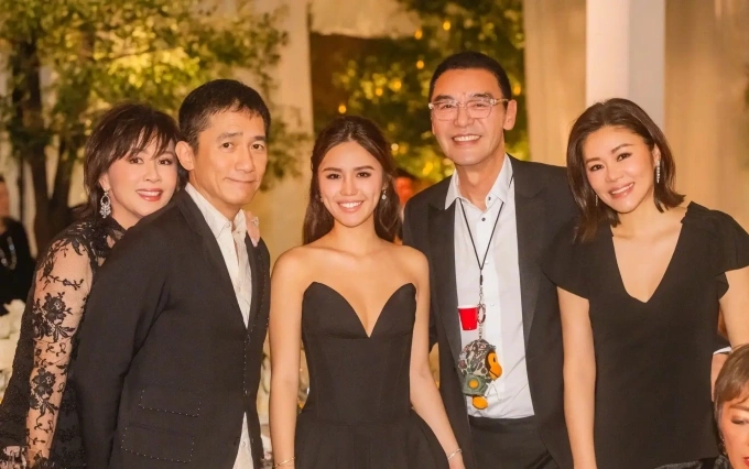 Vợ chồng Lưu Gia Linh chụp cùng gia đình Chung Trấn Đào. Trong khung hình, Lưu Gia Linh nép vào chồng tình tứ.