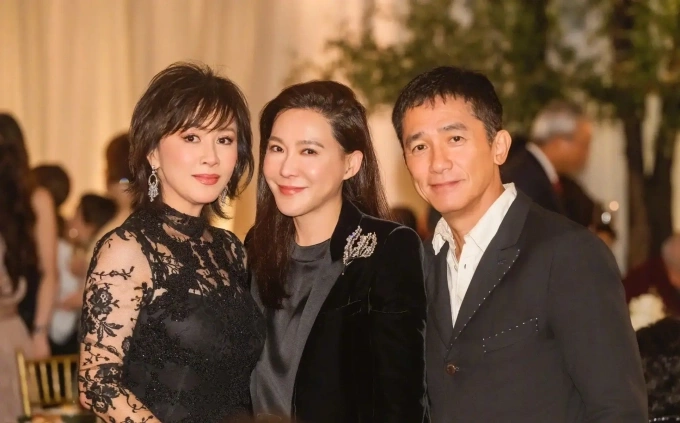 Lưu Gia Linh diện xuyên thấu, khoe sắc vóc gợi cảm.