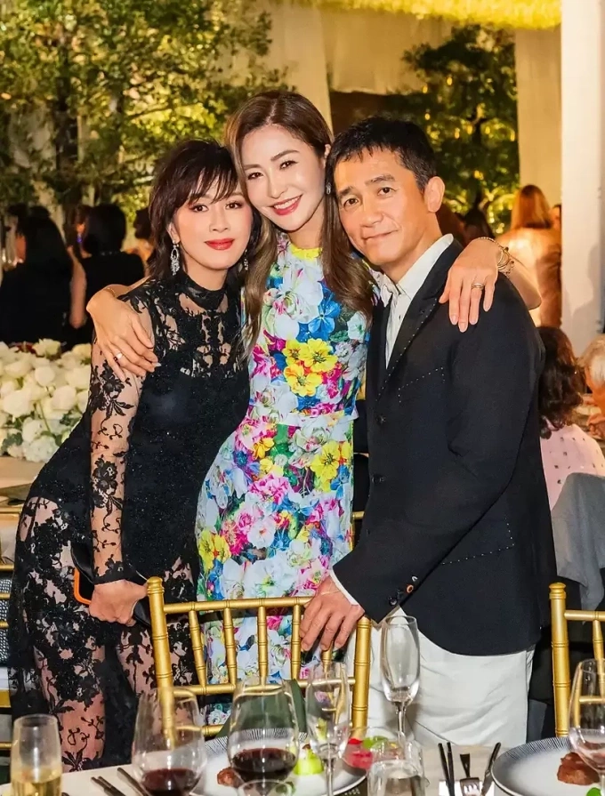 Vợ chồng ngôi sao chụp ảnh cùng Châu Vấn Kỳ.