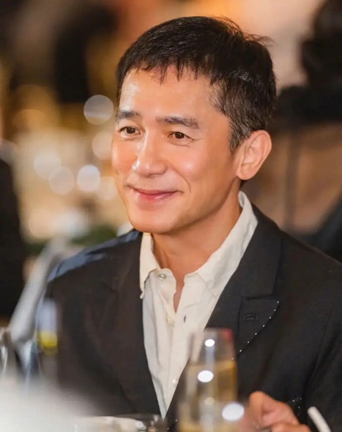 Lương Triều Vỹ giữ thái độ điềm đạm, hay ngại ngần trước ống kính.