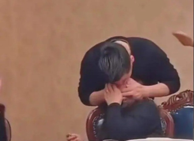 Nhiều người cho rằng những buổi họp lớp hiện nay đã đánh mất sự trong sáng vốn có của thời học sinh. Ảnh minh họa