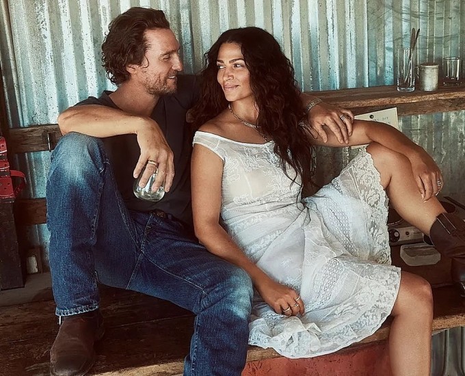 Matthew McConaughey, 56 tuổi, và Camila, 42 tuổi, trong bộ ảnh quảng cáo hồi tháng 2. Ảnh: Instagram/ Matthew McConaughey