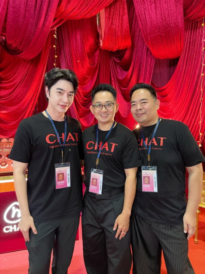 Viễn Dương (giữa) cùng các chuyên gia Nong Chat (trái) và Mr. Tah.