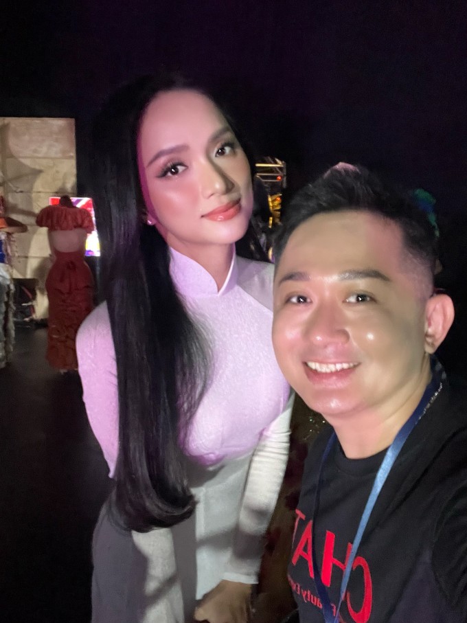 Dù bận rộn, anh luôn cổ vũ Hương Giang trước mỗi phần thi quan trọng.