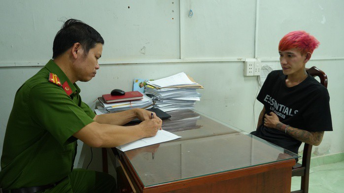 Công an lấy lời khai đối tượng cướp tài sản nhuộm tóc màu hồng, xăm trổ kín người