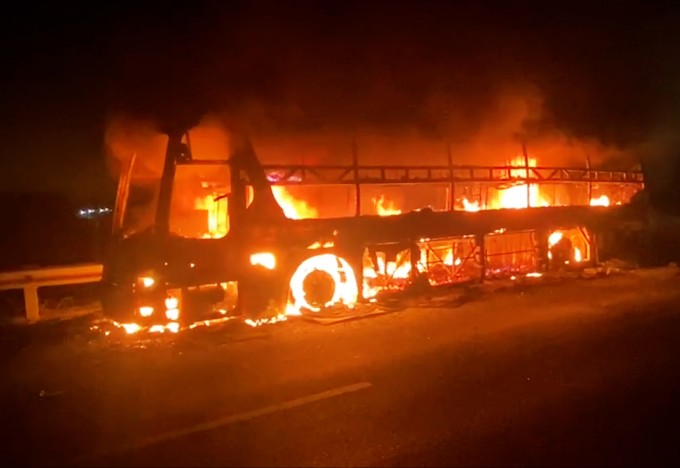 Xe giường nằm cháy dữ dội trên cao tốc TP HCM - Trung Lương. Ảnh: Nam An