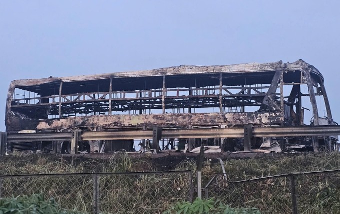 Ôtô khách bị thiêu rụi sau khi đám cháy được dập tắt. Ảnh: Nam An