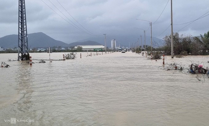 Đoạn đường Điện Biên Phủ, phường Quy Nhơn Đông ngập sâu, sáng 24/11. Ảnh: Trần Hóa