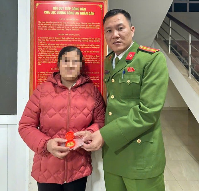 Công an xã Vĩnh Linh trao trả số trang sức bằng vàng cho bà Phạm T.H. Ảnh: Công an xã Vĩnh Linh
