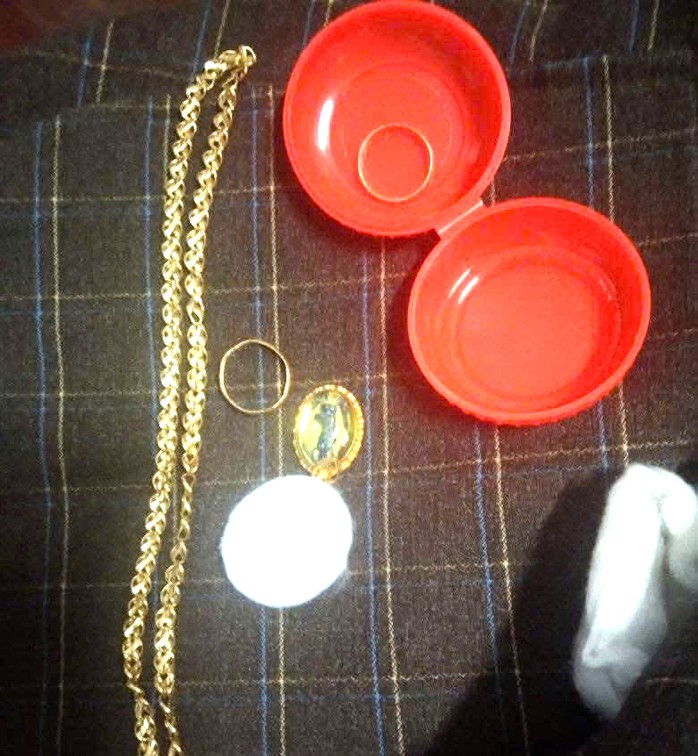 Số trang sức bằng vàng phát hiện trong áo quần cũ gửi tặng bà con vùng lũ