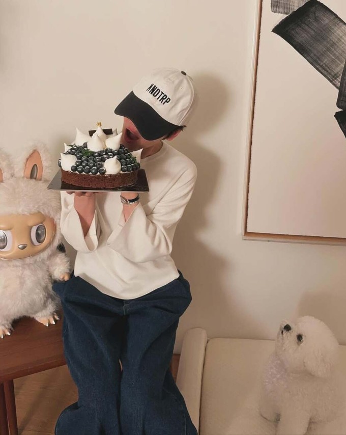 Diễn viên chụp ảnh cùng cún cưng Ruby và chiếc bánh sinh nhật được tặng.