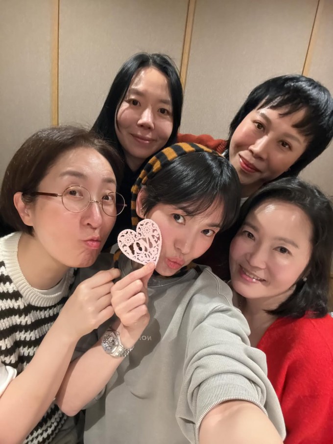 Diễn viên chụp ảnh cùng các đồng nghiệp thân thiết.