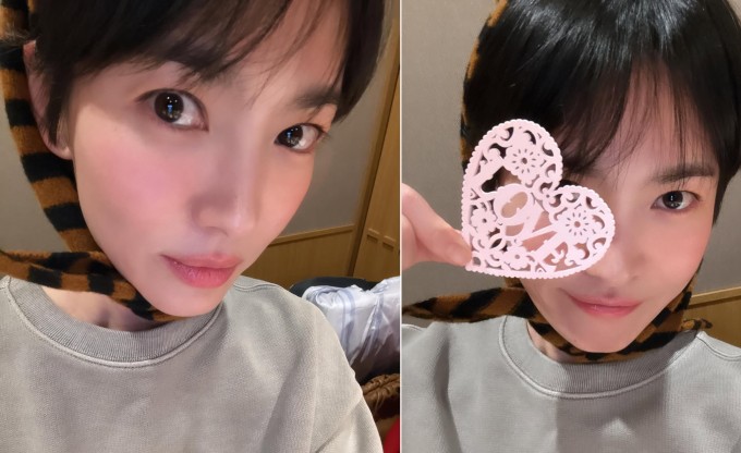 Hình ảnh selfie nhí nhố được Song Hye Kyo tiết lộ. Sau ly hôn, diễn viên tập trung cho công việc, thi thoảng tụ tập cùng bạn bè, cộng sự thân thiết. Trang cá nhân của cô có nhiều hình ảnh bên cún cưng, đồng nghiệp...