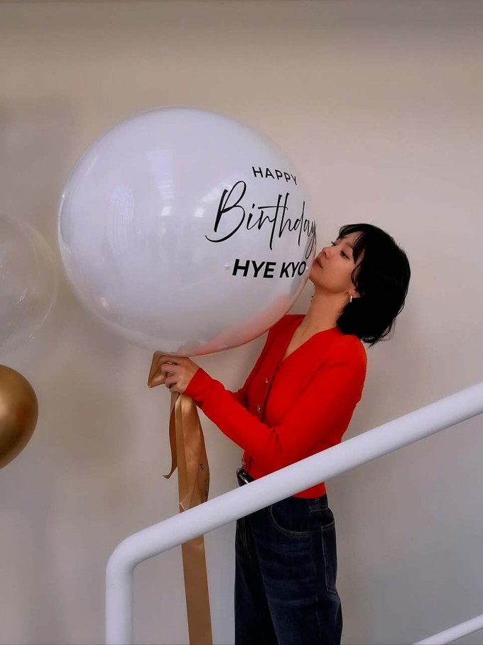 Ở tuổi 44, ngôi sao vẫn đắt show tạp chí, sự kiện, là gương mặt quen của các thương hiệu cao cấp tại Hàn.