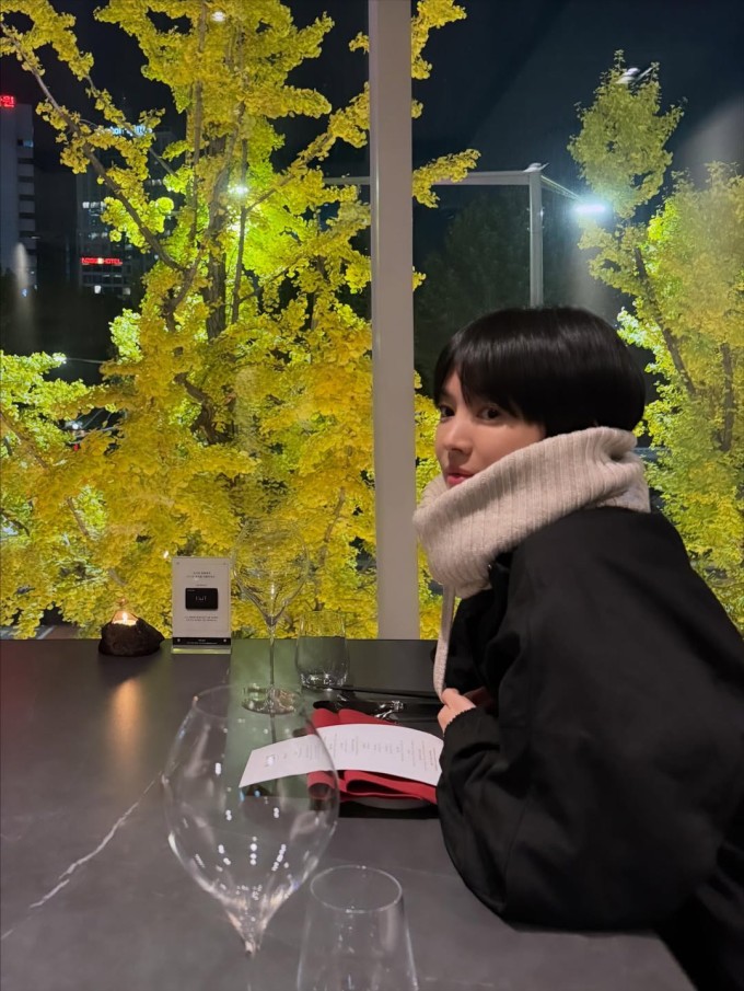 Song Hye Kyo đăng ảnh liên tiếp tiệc tùng đón tuổi mới. Bức ảnh được chụp khi cô đi ăn với diễn viên Philippines Anne Curtis mừng sinh nhật sớm.