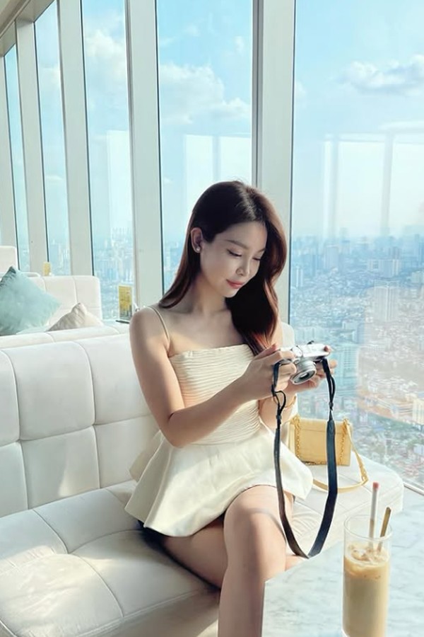 Khi nhìn Đỗ Mỹ Anh, khán giả sẽ thấy cô không có quá nhiều điểm tương đồng với chị gái trên gương mặt nhưng cả hai đều toát lên vẻ hiền thục và dịu dàng. Đặc biệt, phong cách thời trang nữ tính của Đỗ Mỹ Anh cũng được nhận xét là khá giống với người chị nổi tiếng của mình.